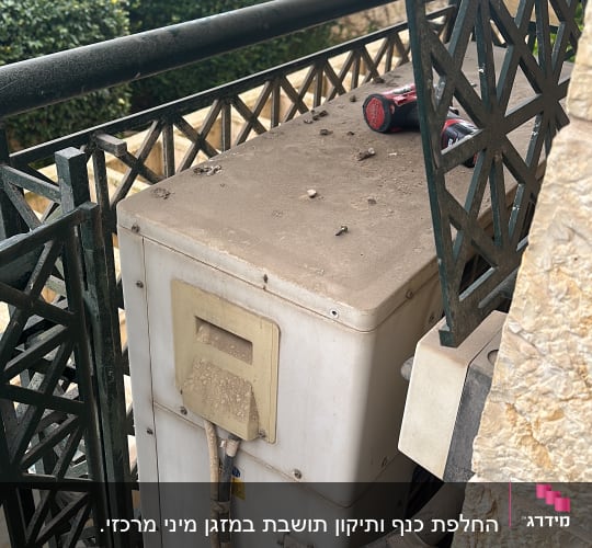 יחידת מזגן חיצונית עם צינורות וכלי עבודה על הגג